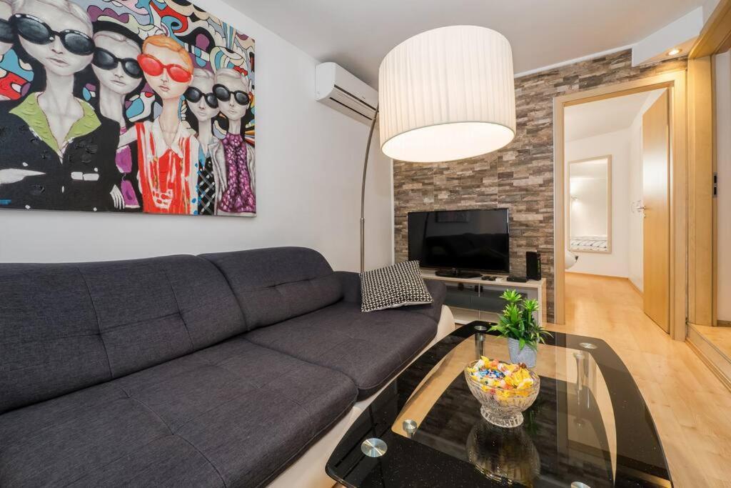 Relaxing 2bd Apartment, Ground Floor - Walk To Old Town Apartment