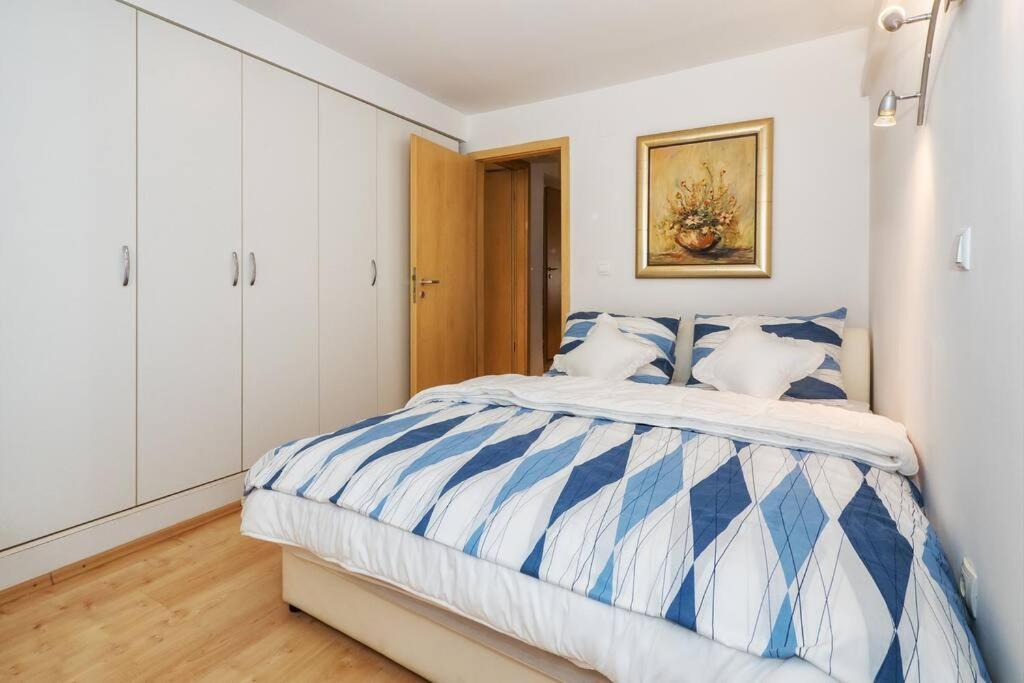 Relaxing 2bd Apartment, Ground Floor - Walk To Old Town Apartment *