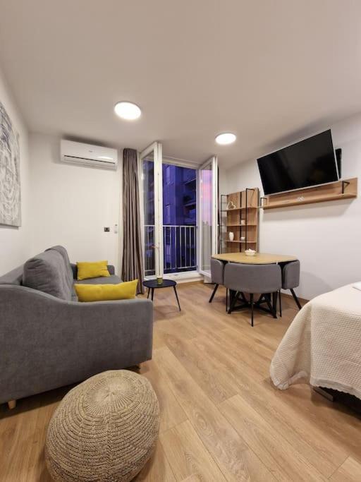 G-in-st Apartment Split