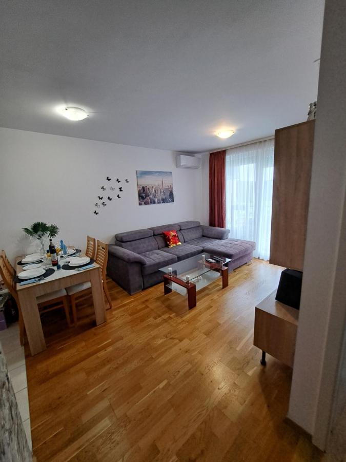 Mariposa: Balcony With Parking Near Split's Largest Mall Apartment *