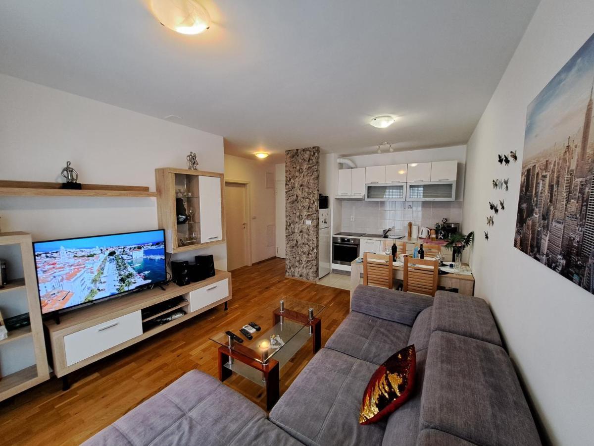 Apartment Mariposa: Balcony With Parking Near Split's Largest Mall