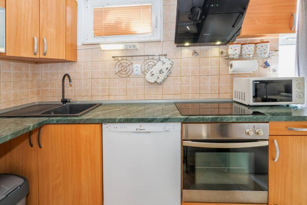 Relaxing 2bd Apartment, Ground Floor - Walk To Old Town *