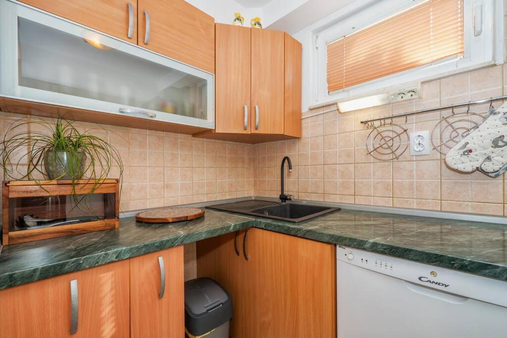 Relaxing 2bd Apartment, Ground Floor - Walk To Old Town Apartment Split