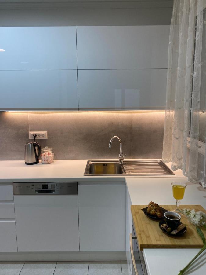 Apartment Sandra, With 2 Bathroom, Wi-fi, Private Parking Split
