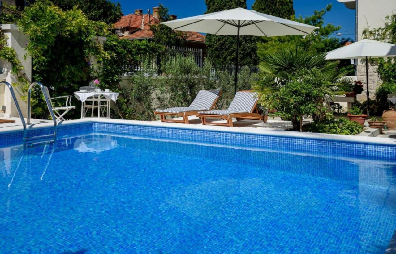 Palace Schoen Milesi - Esense Of Prestige - Private Pool - Free Parking - Old Money Style Luxury - Walking Distance To The Old Town, The And Amenities - Buralux 4* Split