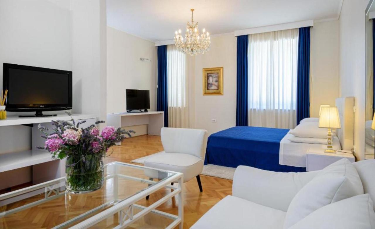 Palace Schoen Milesi - Esense Of Prestige - Private Pool - Free Parking - Old Money Style Luxury - Walking Distance To The Old Town, The And Amenities - Buralux Split