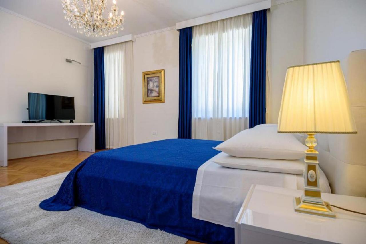 Palace Schoen Milesi - Esense Of Prestige - Private Pool - Free Parking - Old Money Style Luxury - Walking Distance To The Old Town, The And Amenities - Buralux Split