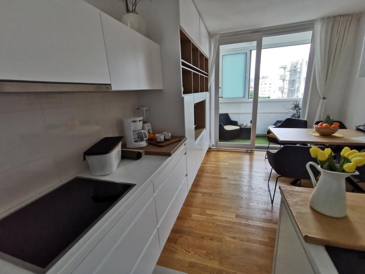 Apartment White 5 Split