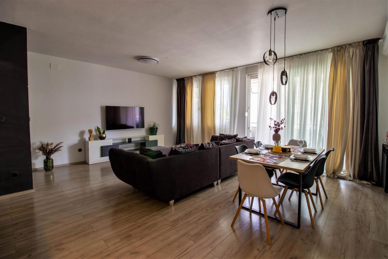 Modern Oasis Private Parking Apartman