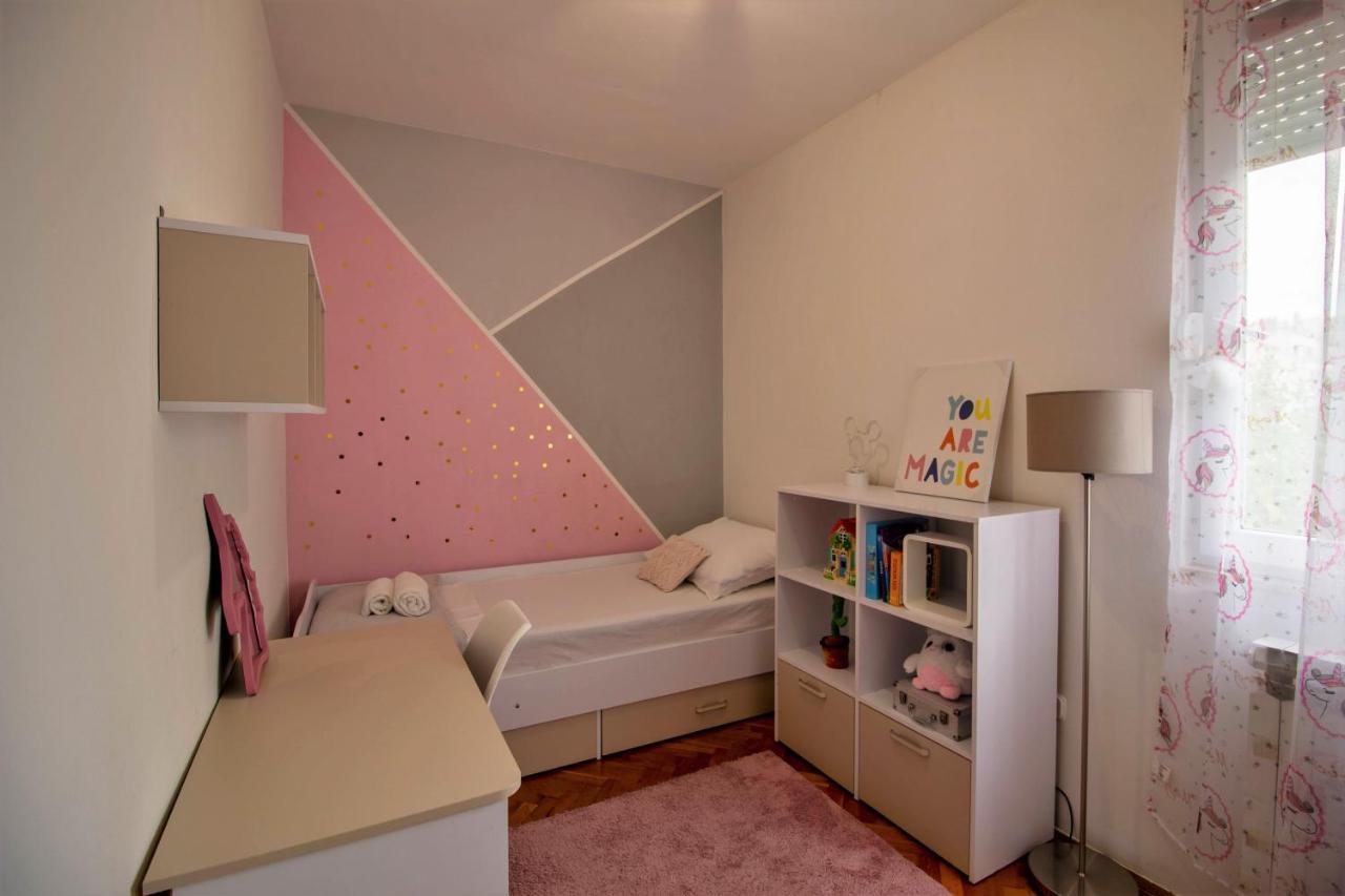 Modern Oasis Private Parking Apartman