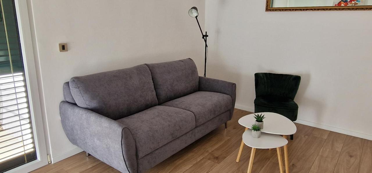 Bura2 , With Private Parking In The Garage Apartment *