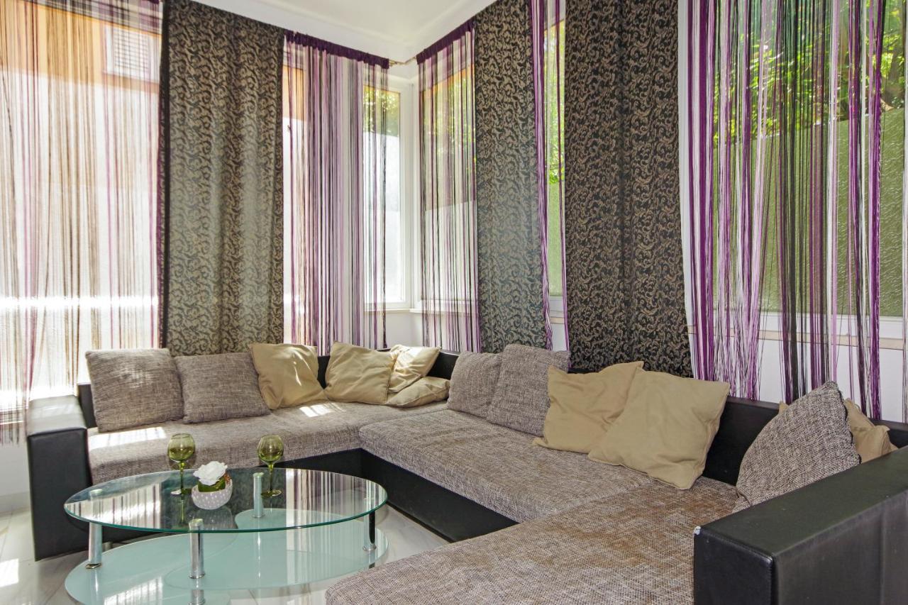 House Apartment *