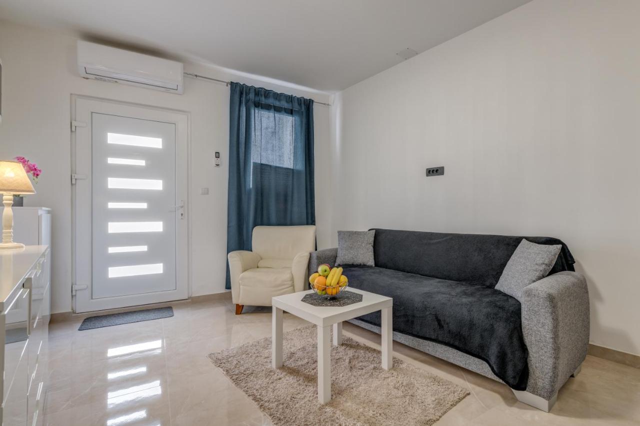 Andela 2bdrs & Free Wifi Apartment Split