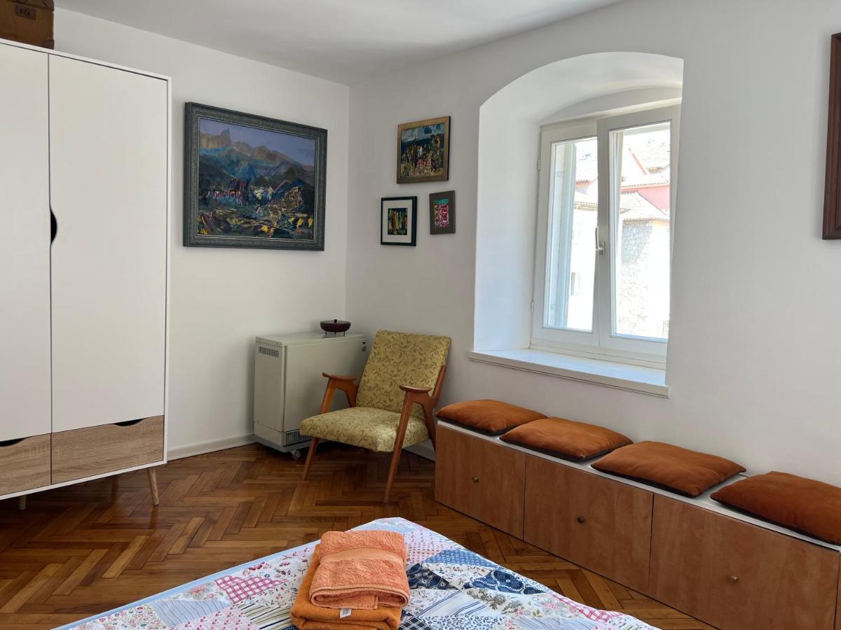 Old Town Apartment *