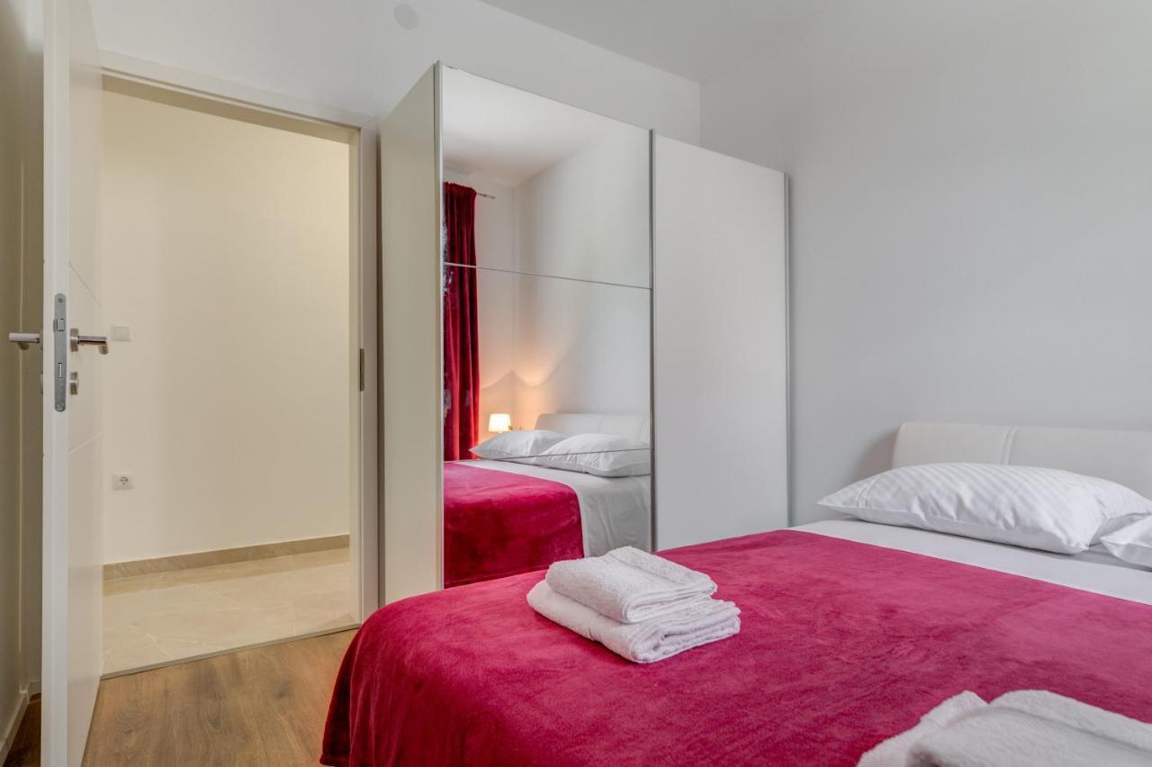 Andela 2bdrs & Free Wifi Apartment Split