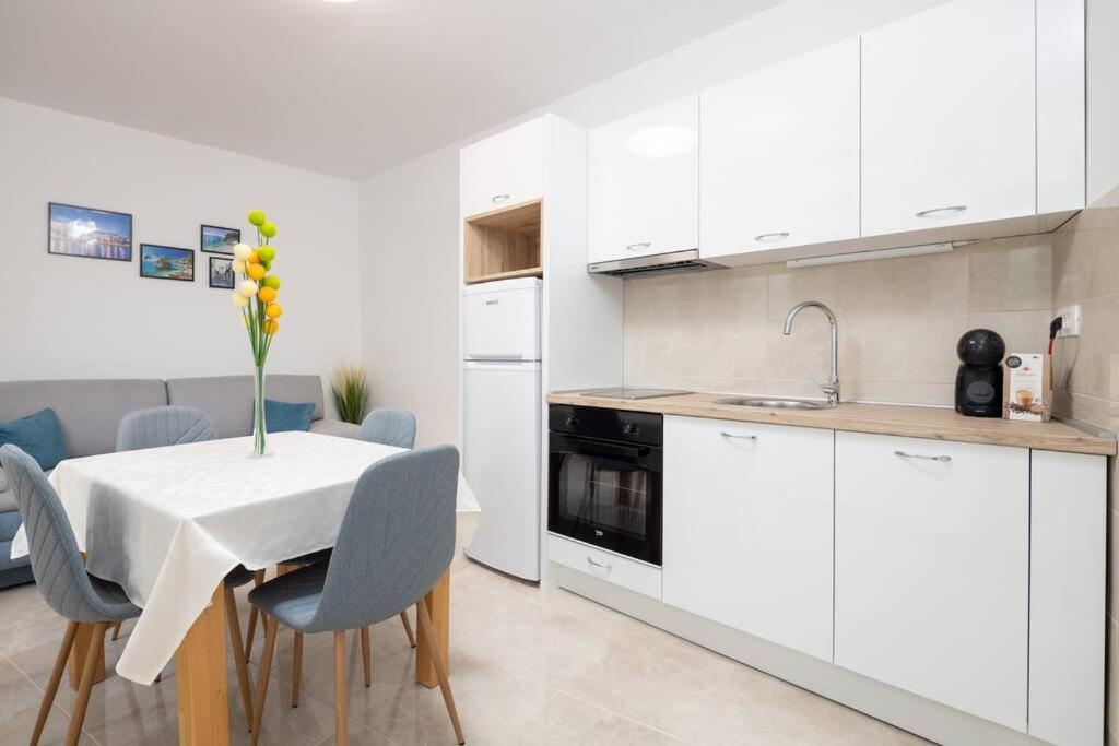 Apartment Lovely Ivana With Terrace Split