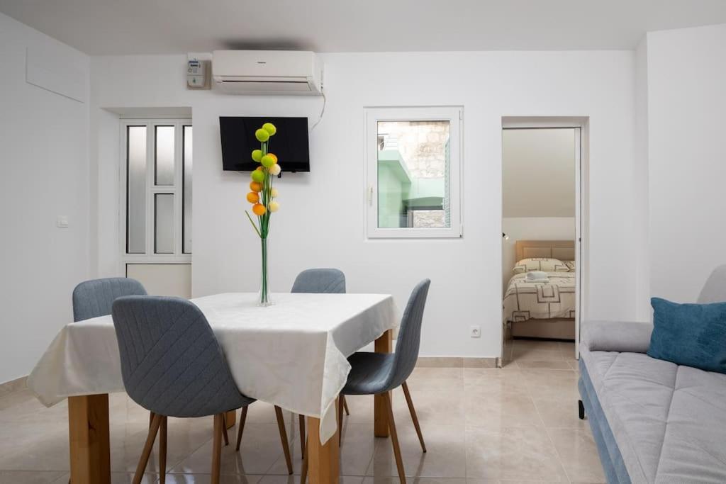 Apartment Lovely Ivana With Terrace Split