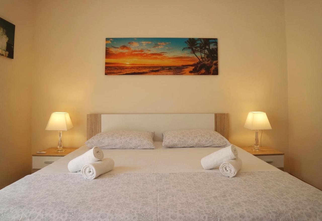 Honeycomb - Free Parking Apartment Split