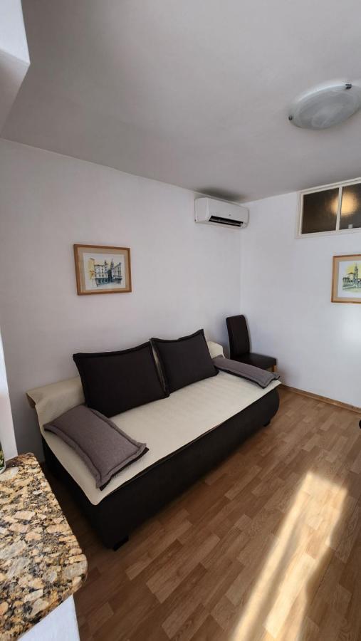 Live In Apartment Split