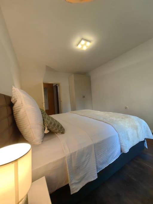 New 1 Bedroom Near Center And * Split