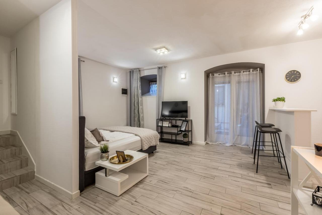 Old Town 7 Apartment