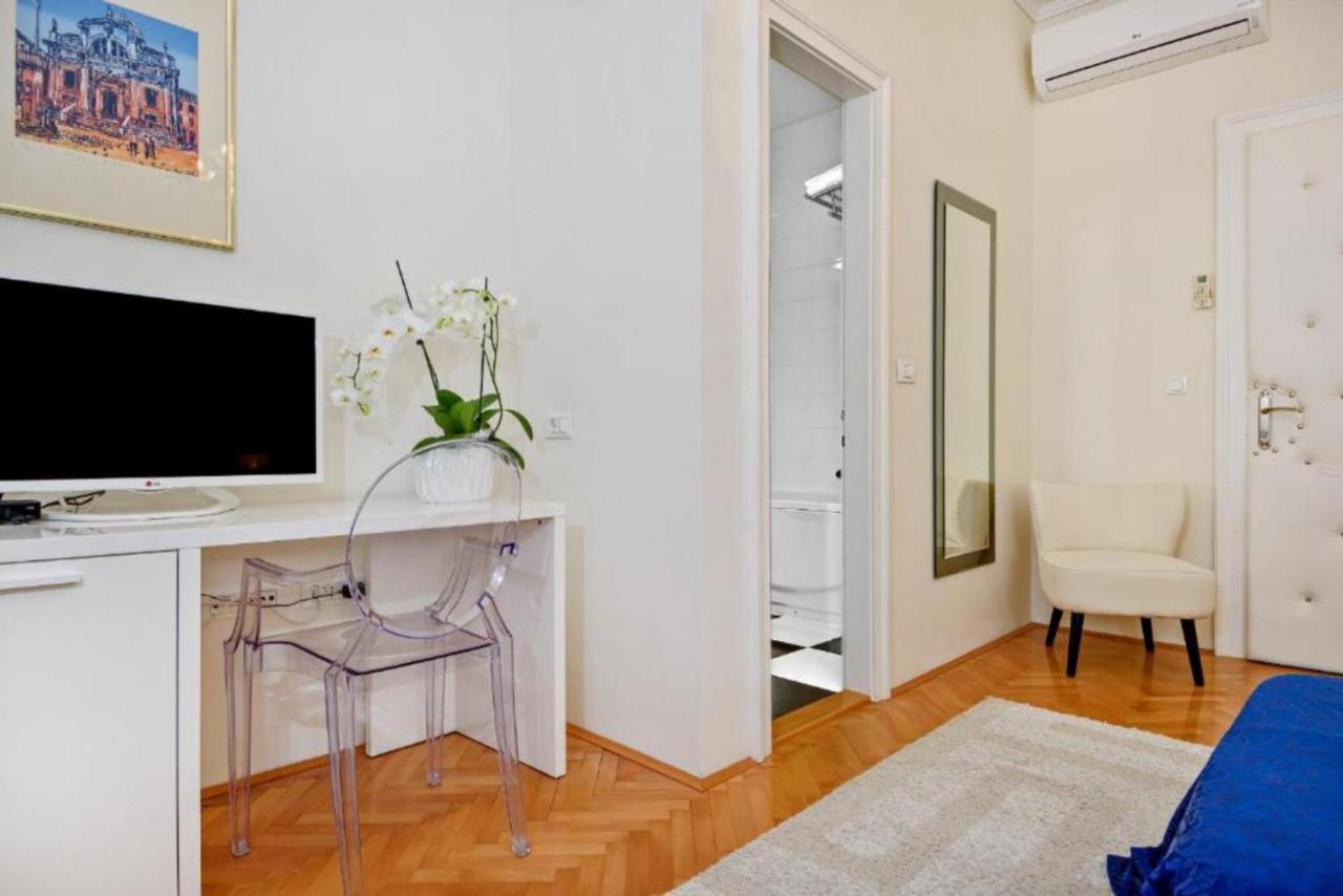 Palace Schoen Milesi - Esense Of Prestige - Private Pool - Free Parking - Old Money Style Luxury - Walking Distance To The Old Town, The And Amenities - Buralux Casa de hóspedes 4*