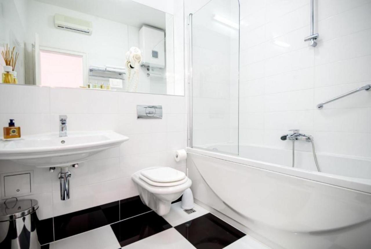 Palace Schoen Milesi - Esense Of Prestige - Private Pool - Free Parking - Old Money Style Luxury - Walking Distance To The Old Town, The And Amenities - Buralux Casa de hóspedes