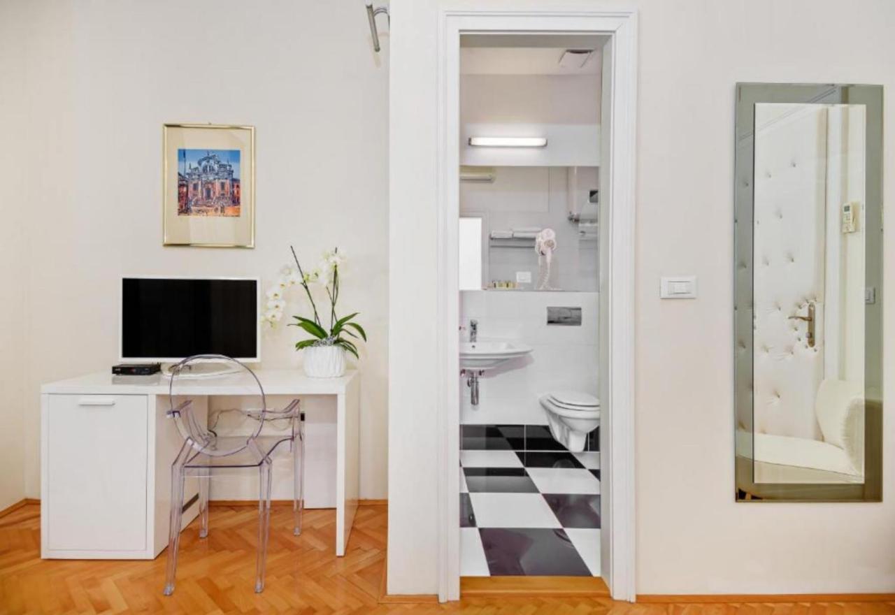 Palace Schoen Milesi - Esense Of Prestige - Private Pool - Free Parking - Old Money Style Luxury - Walking Distance To The Old Town, The And Amenities - Buralux Split