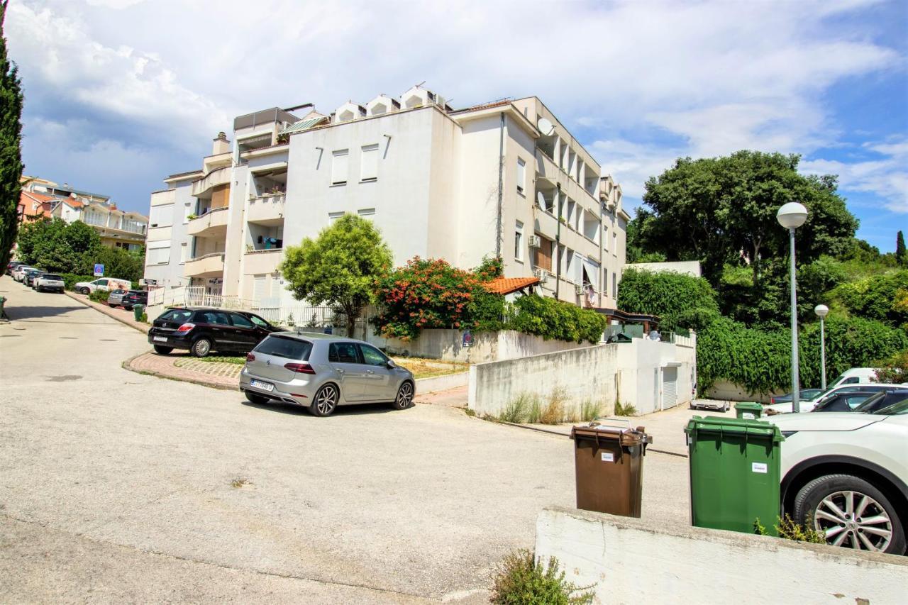 Modern Oasis Private Parking Apartman