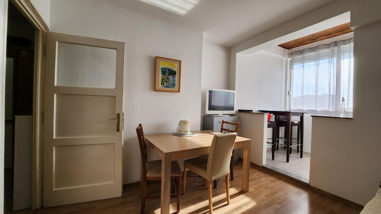 Apartment Live In *
