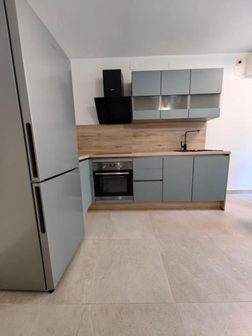 New 1 Bedroom Near Center And Apartment *