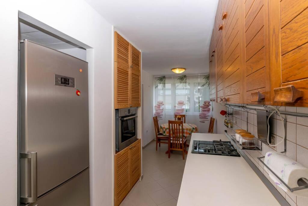 Rose Apartment Split