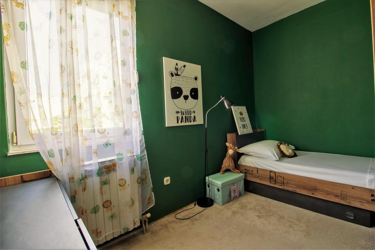 Modern Oasis Private Parking Apartman