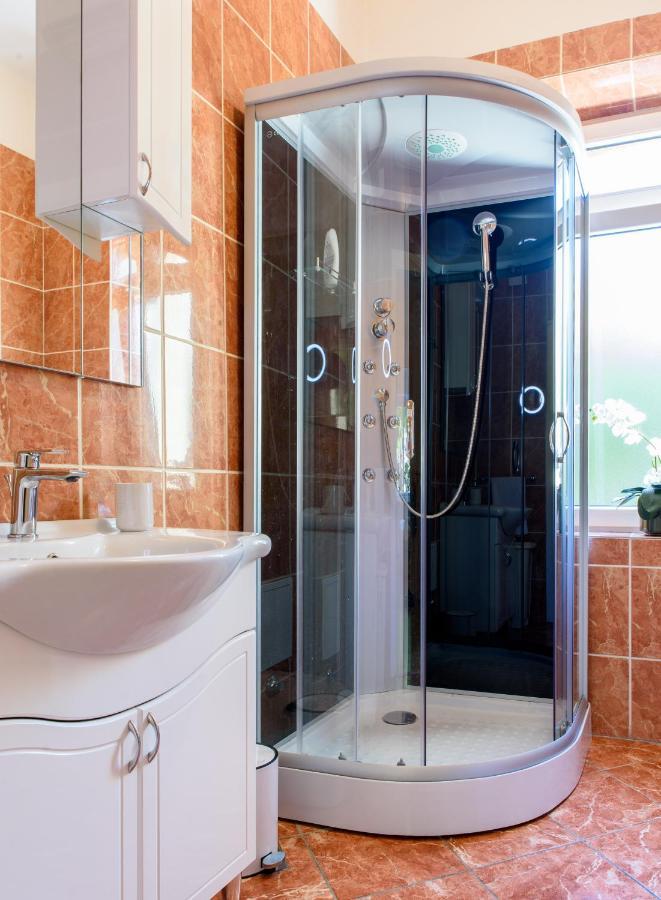 Central 2 Bedroom, Free Private Parking Apartman