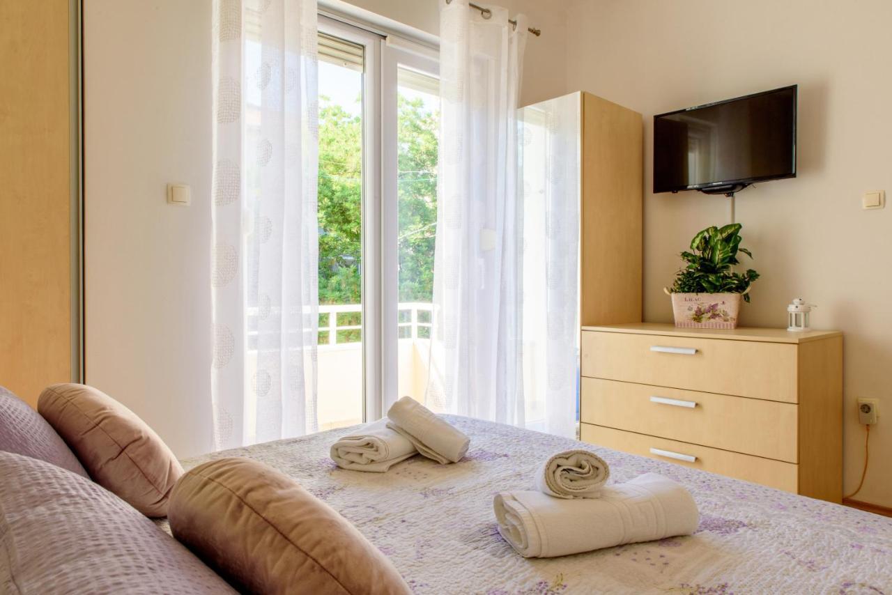 Central 2 Bedroom, Free Private Parking *