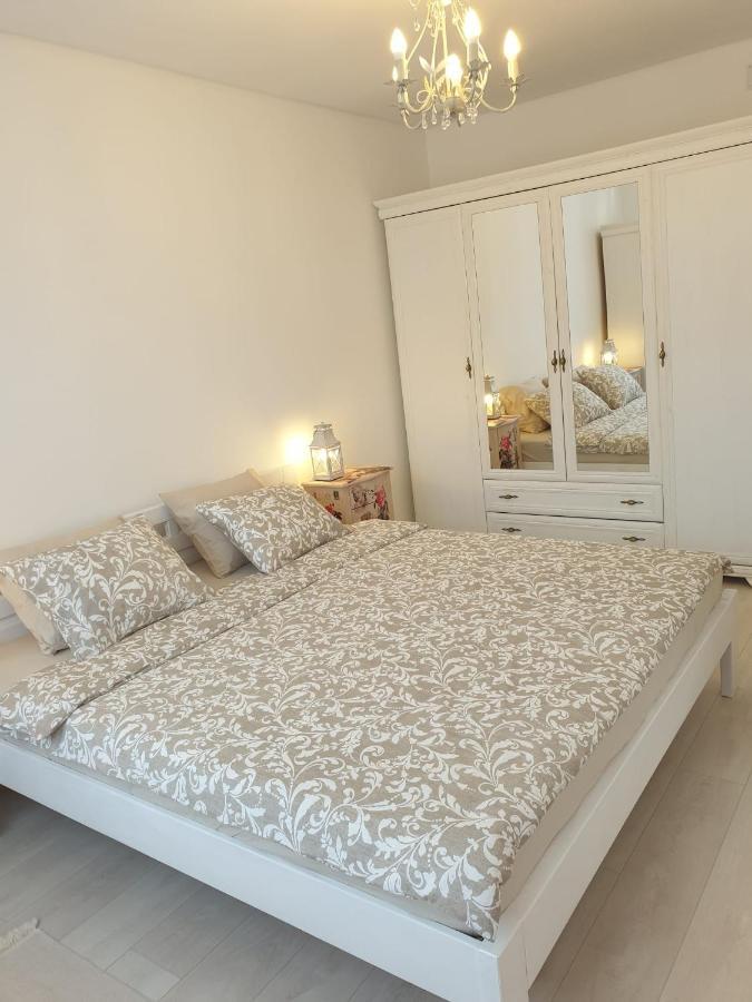 Elizabeth Apartment *