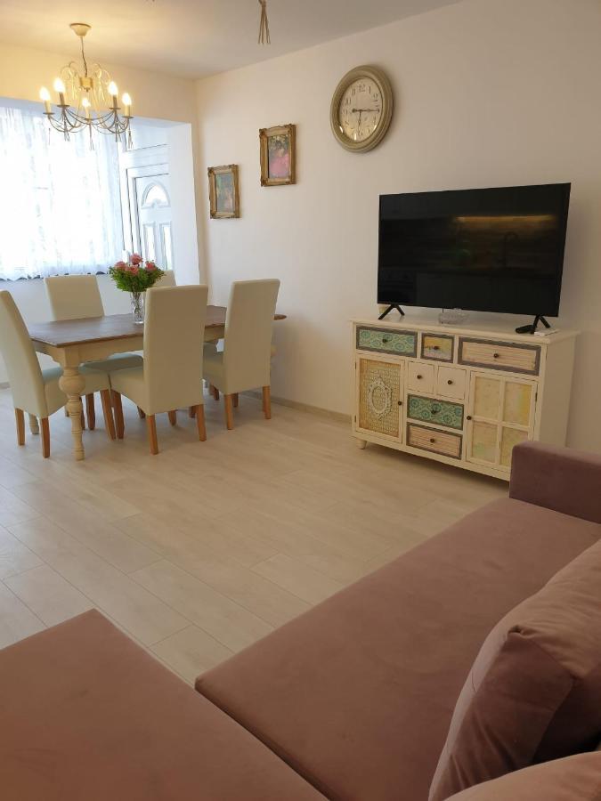 Elizabeth Apartment *