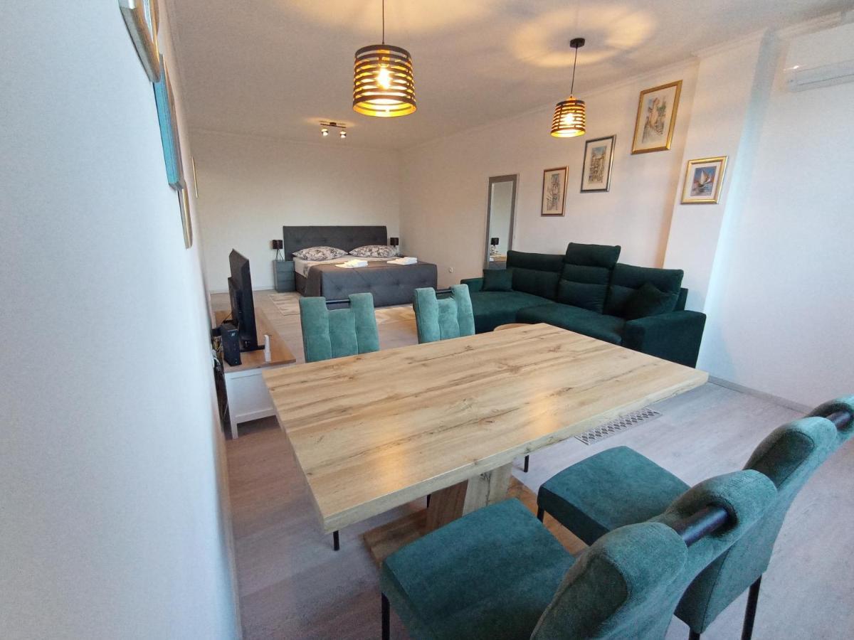 Blue Pine Apartment Split