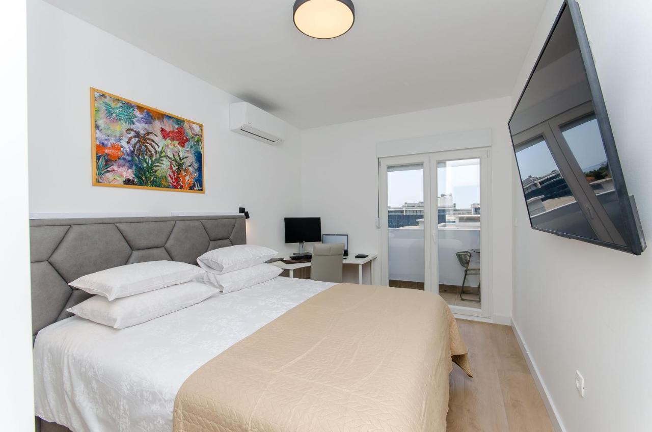 Modern Living Airy * Split