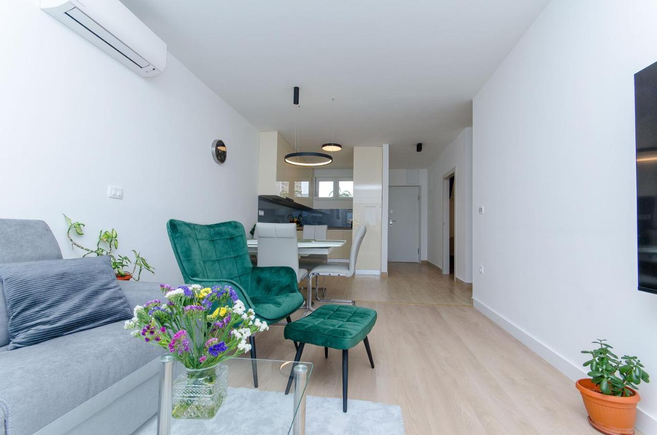Modern Living Airy Split