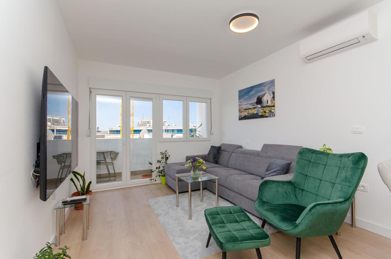 Modern Living Airy * Split