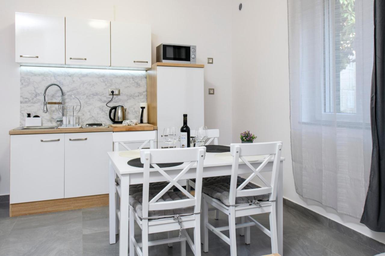 Delalle Apartment *