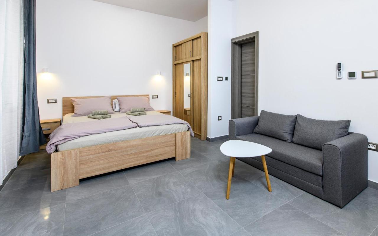 Delalle Apartment Split