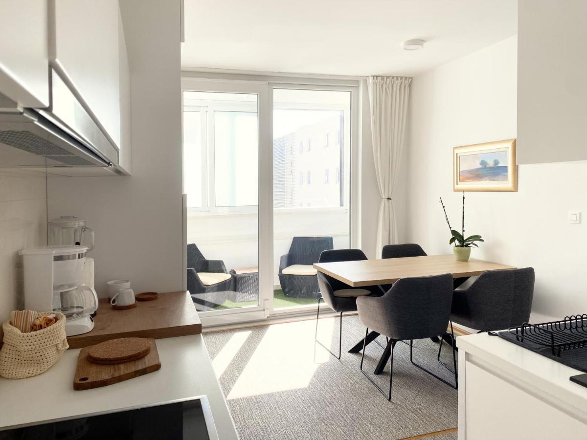 White 5 Apartment *