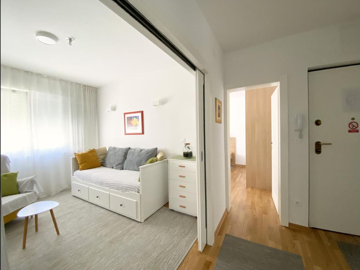 White 5 Apartment *