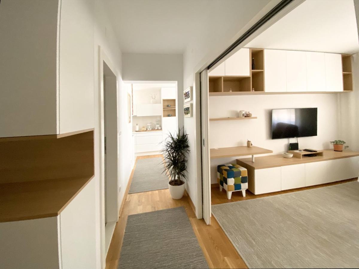 White 5 Apartment