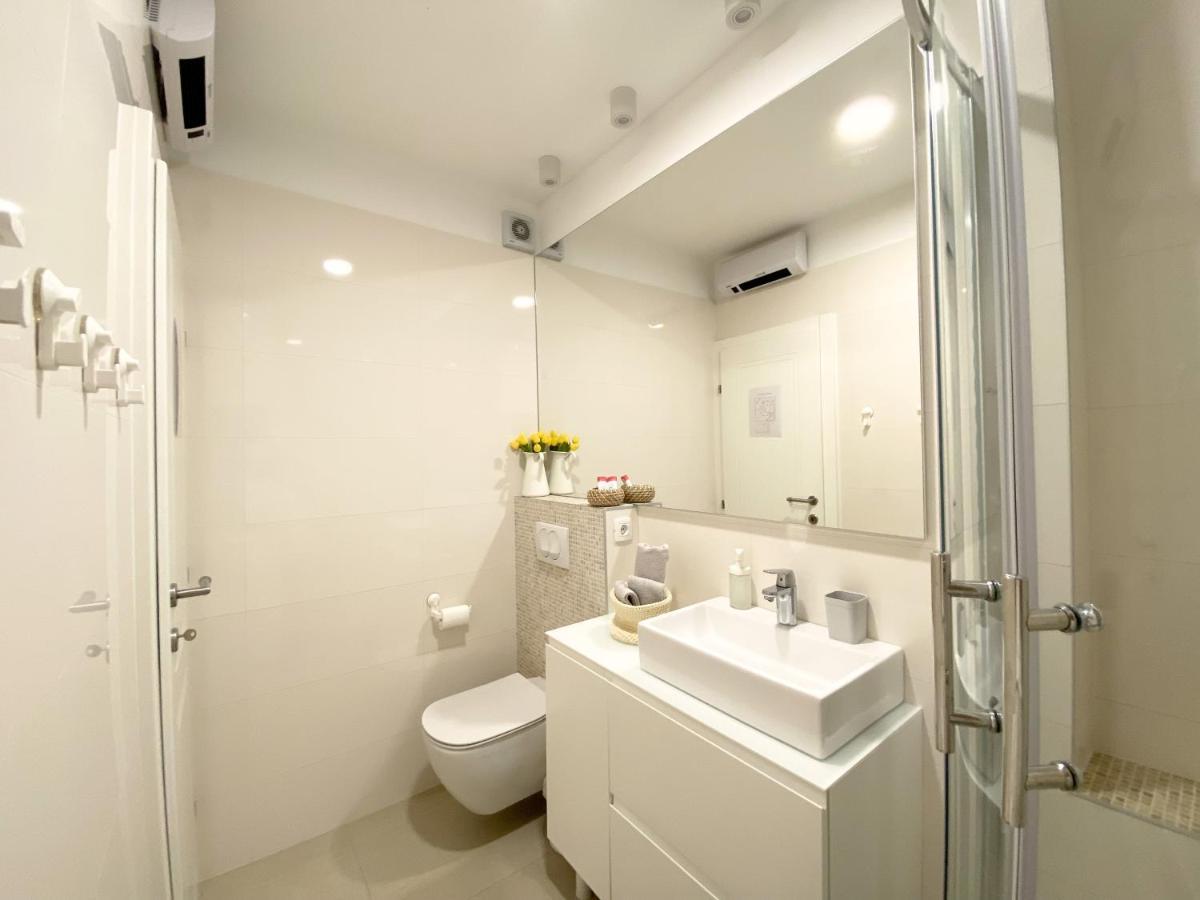 Apartment White 5 Split