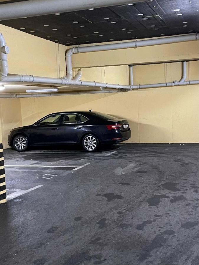 Veluni - - Free Parking Split