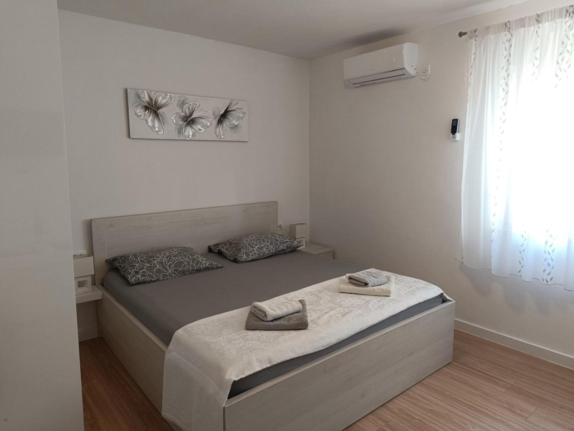 Apartment 3e