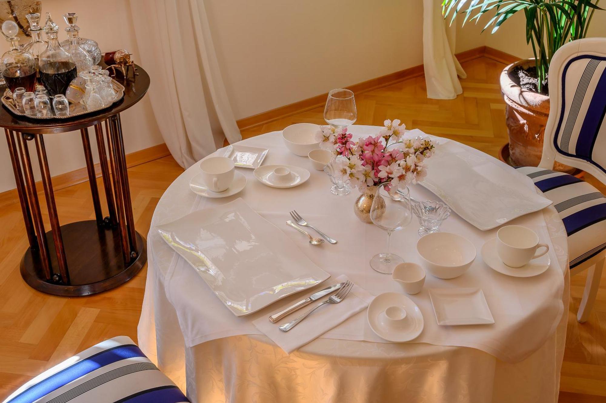 Palace Schoen Milesi - Esense Of Prestige - Private Pool - Free Parking - Old Money Style Luxury - Walking Distance To The Old Town, The And Amenities - Buralux 4*